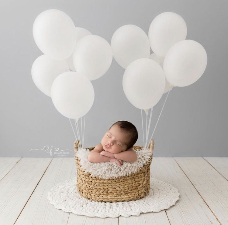 Newborn photoshoot basket with balloons